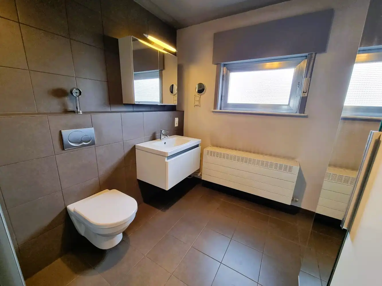 Instapklare gezinswoning, grote slaapkamers, nieuwe keuken en badkamer met zuidgerichte tuin en garage foto 6