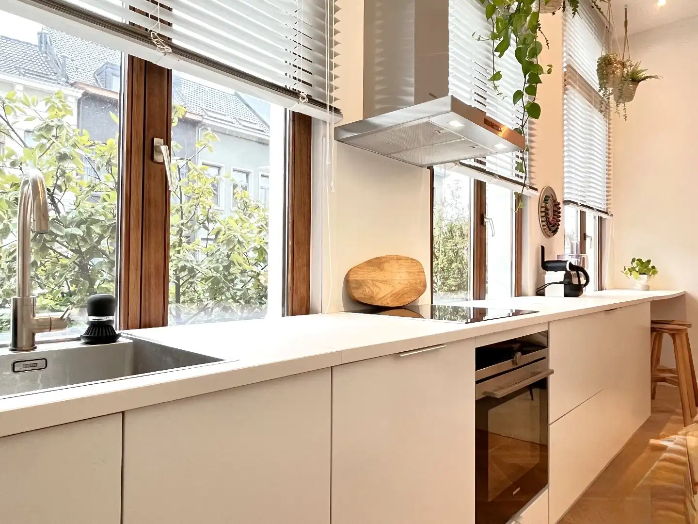 Stijlvol gemeubelde studio aan de Marnixplaats foto 3
