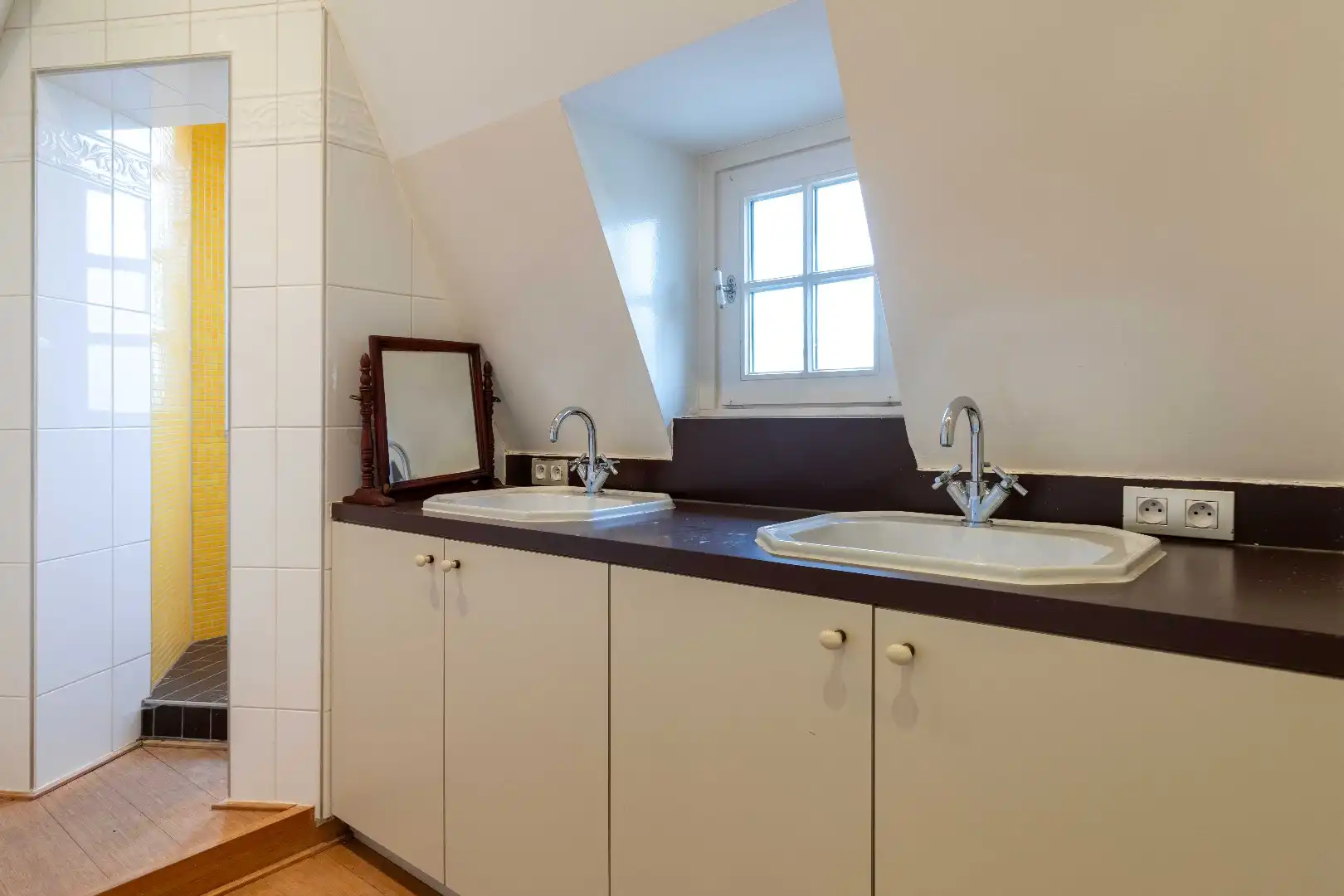 Iconisch neo-gotisch pand met uniek zicht op de Ezelpoort en het Stil Ende foto 20