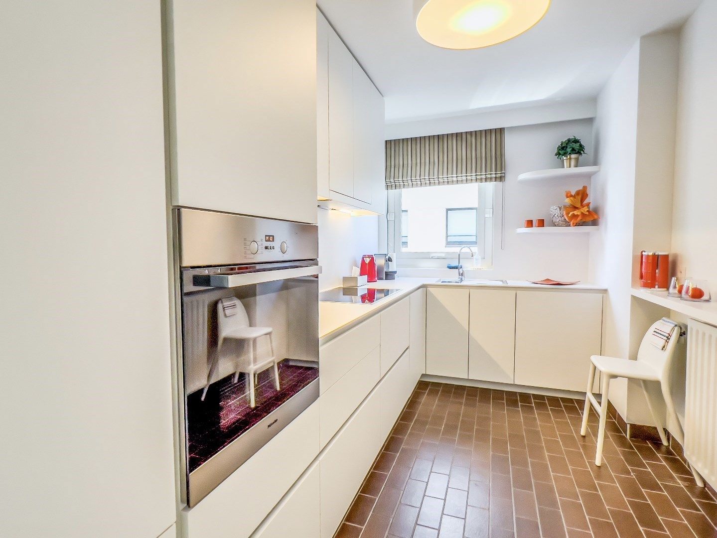 Gemeubeld hoekappartement (westkant) gelegen op de Zeedijk vlakbij het Albertplein en Driehoeksplein. Inclusief inpandige parking foto 8