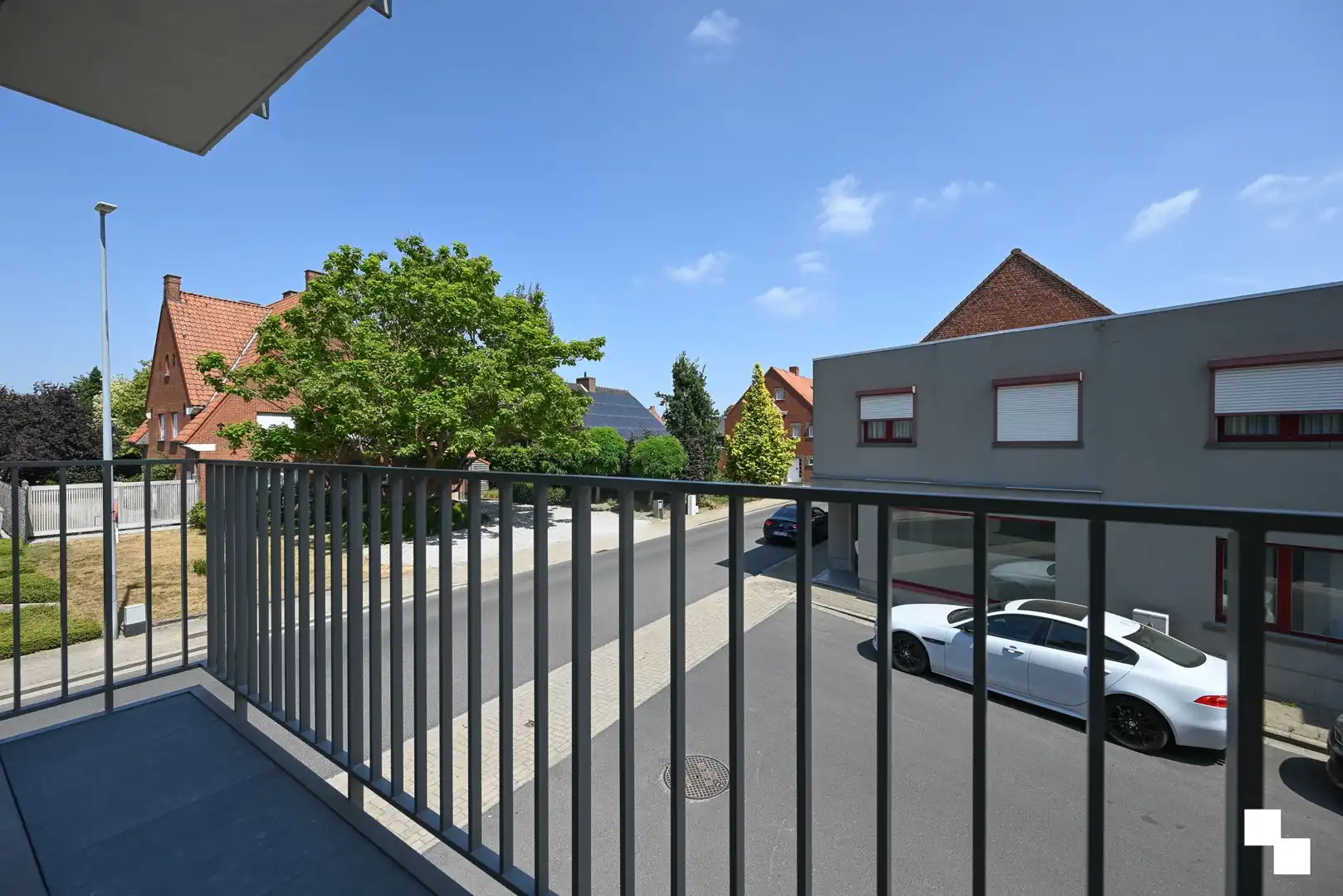 Lichtrijk, compleet gerenoveerd hoekappartement & volledig instapklaar te Izegem, Emelgem. foto 11