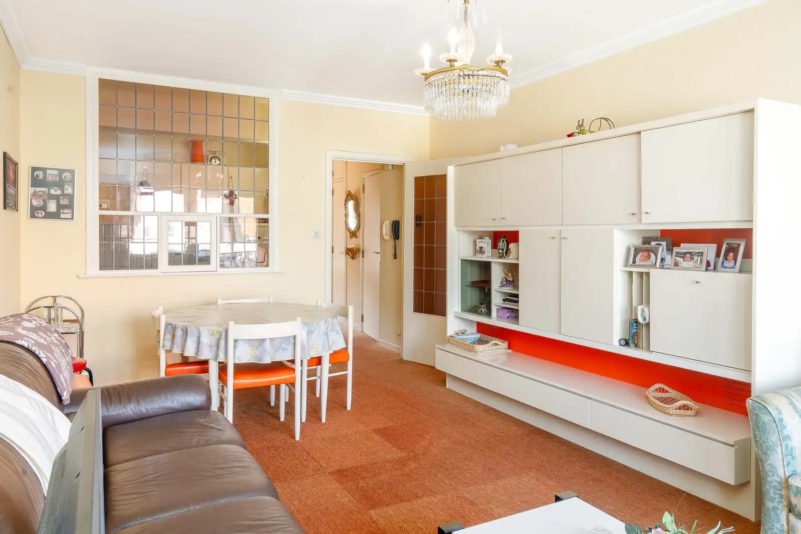 Licht op te frissen appartement op toplocatie! foto 6