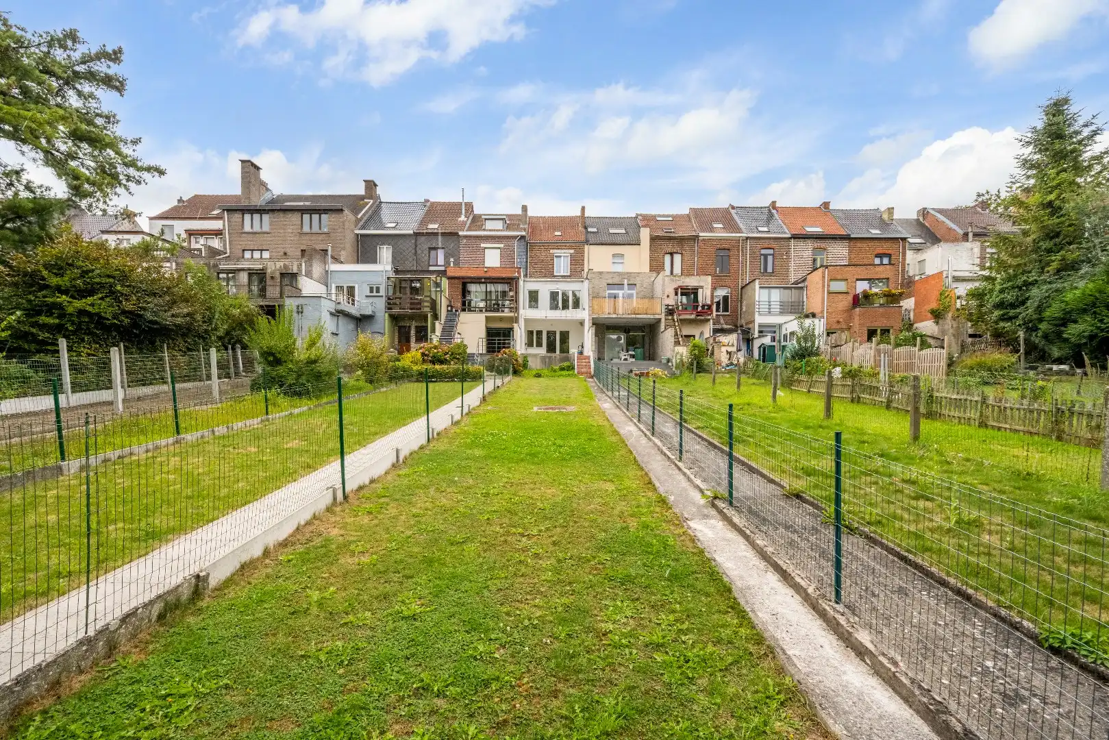 Hoofdfoto van de publicatie: Verzorgde stadswoning met zicht over de Dendervalei