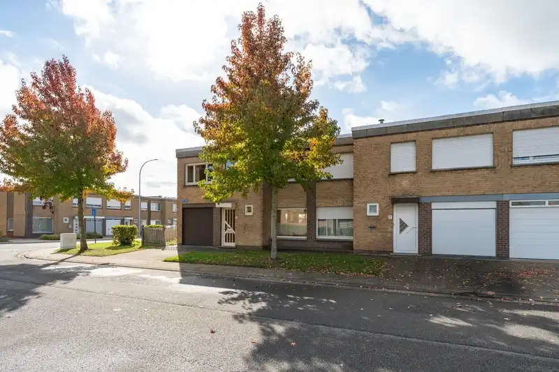 Roeselare, Robuuste hoekwoning is toffe wijk &nbsp;met 4 slpks, zonnige tuin en overdekt terras op 267 m² foto {{pictureIndex}}