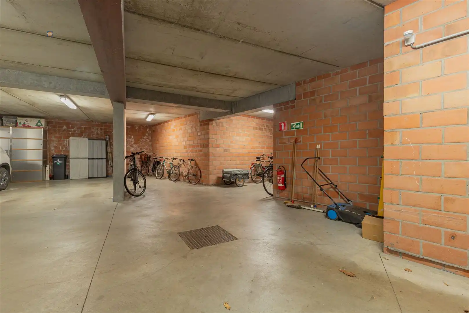 Ruim 3-slpk appartement met 2 autostaanplaatsen foto 15