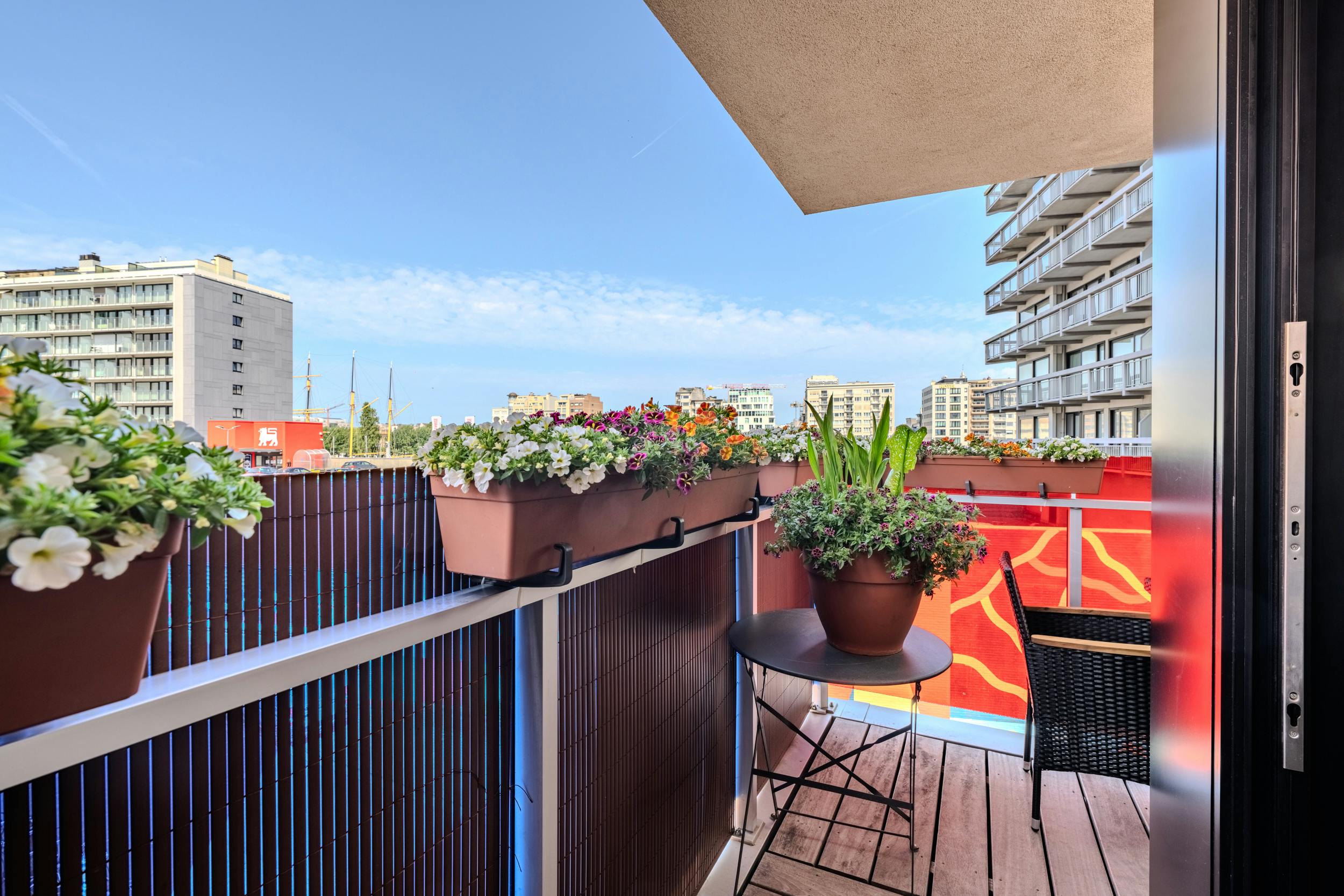 Hoekappartement met 2 slaapkamers en terras te Oostende foto {{pictureIndex}}