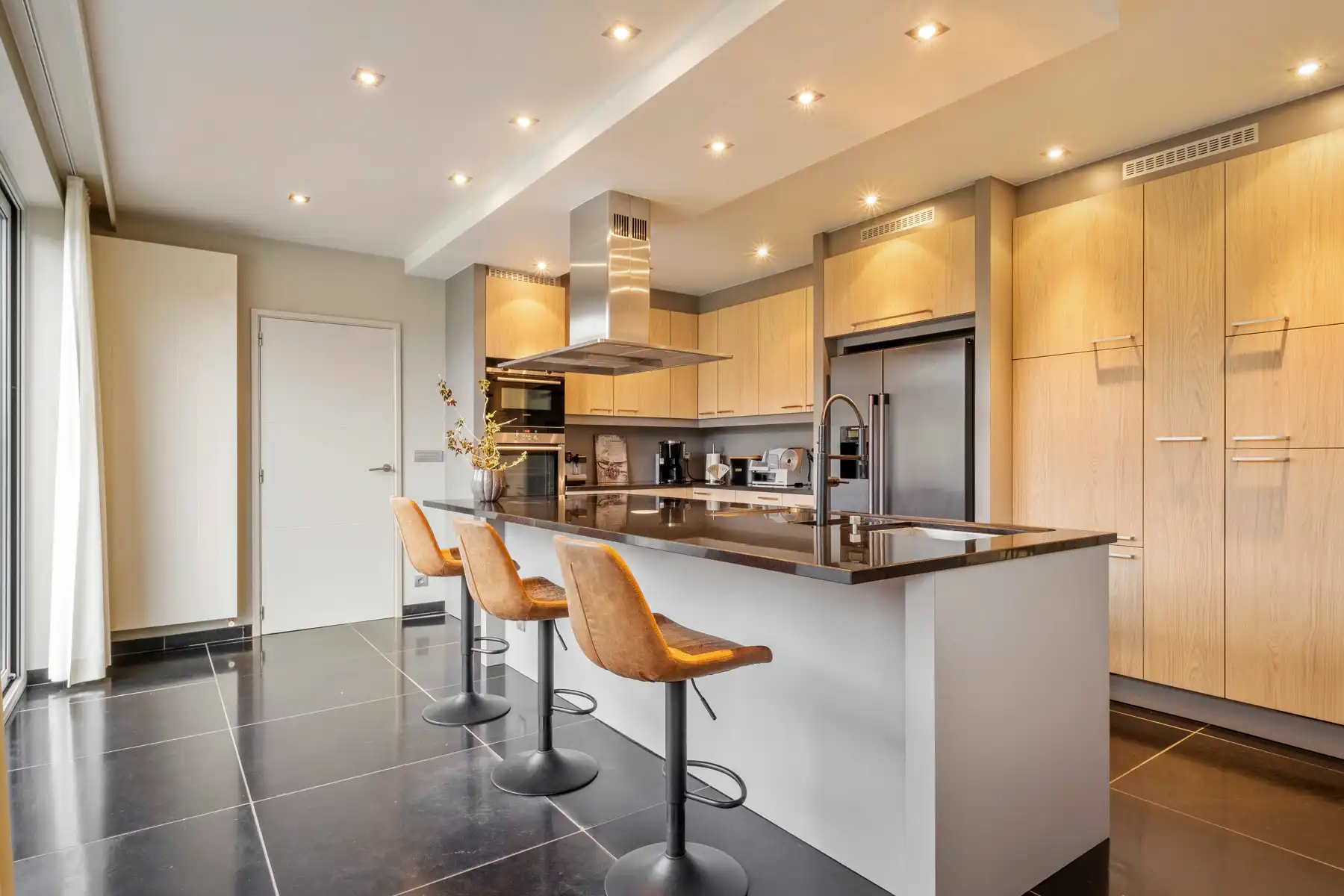 Ruime loods met ruime instapklare woning te Oostende. foto 6