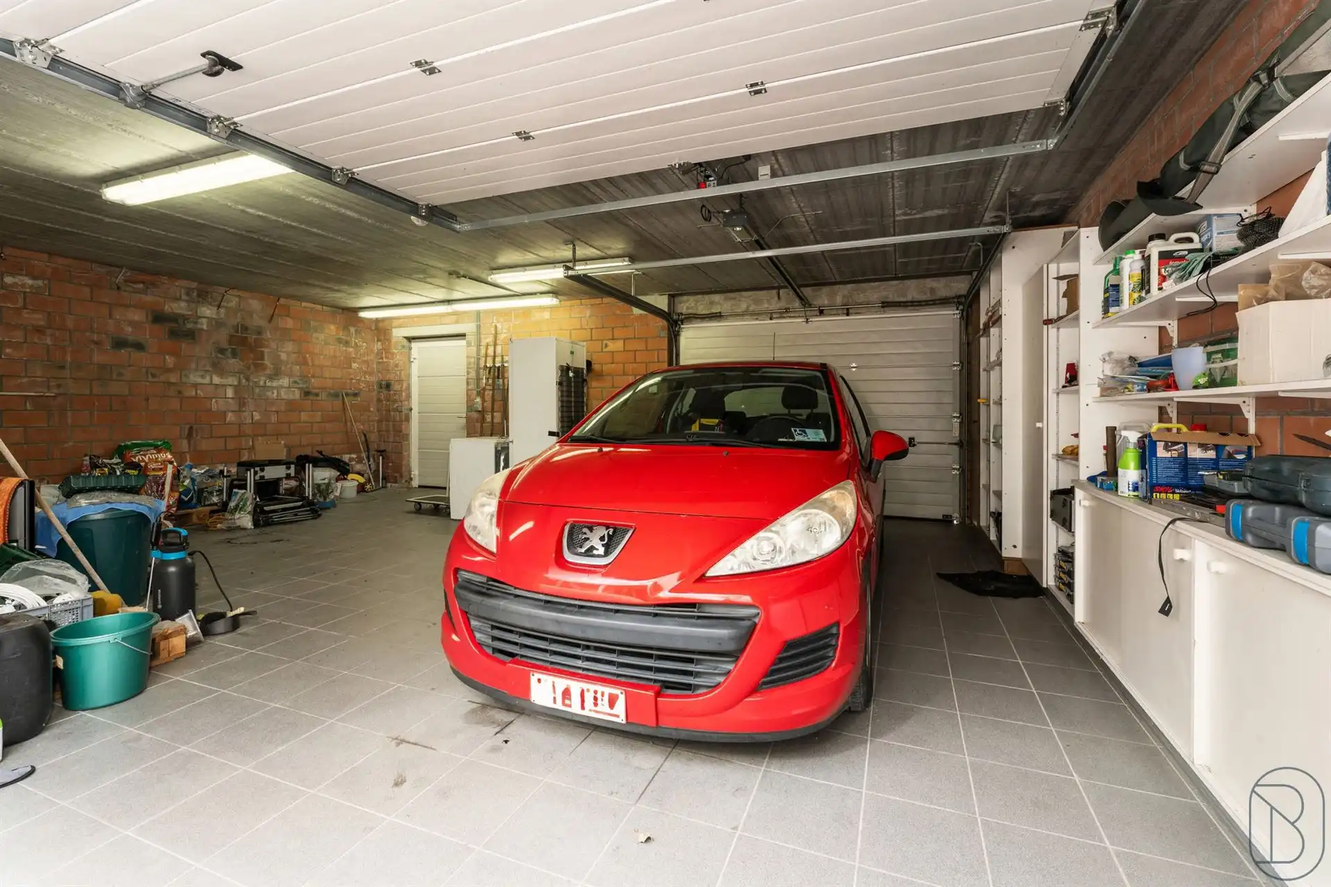 Vernieuwde handelszaak met woonst, en grote garage foto 29