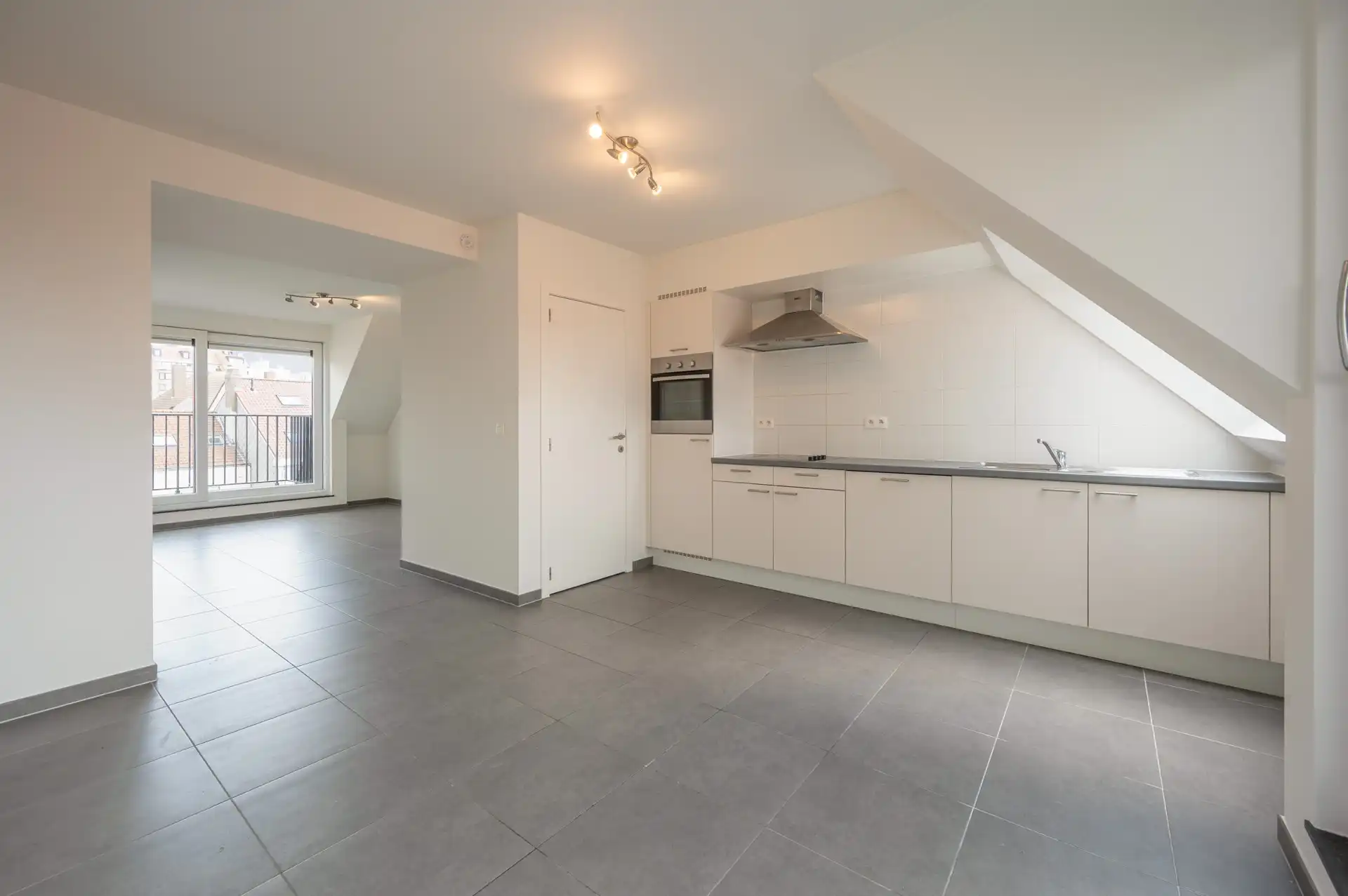 Recent en gezellig duplexappartement in het centrum van Heist foto {{pictureIndex}}