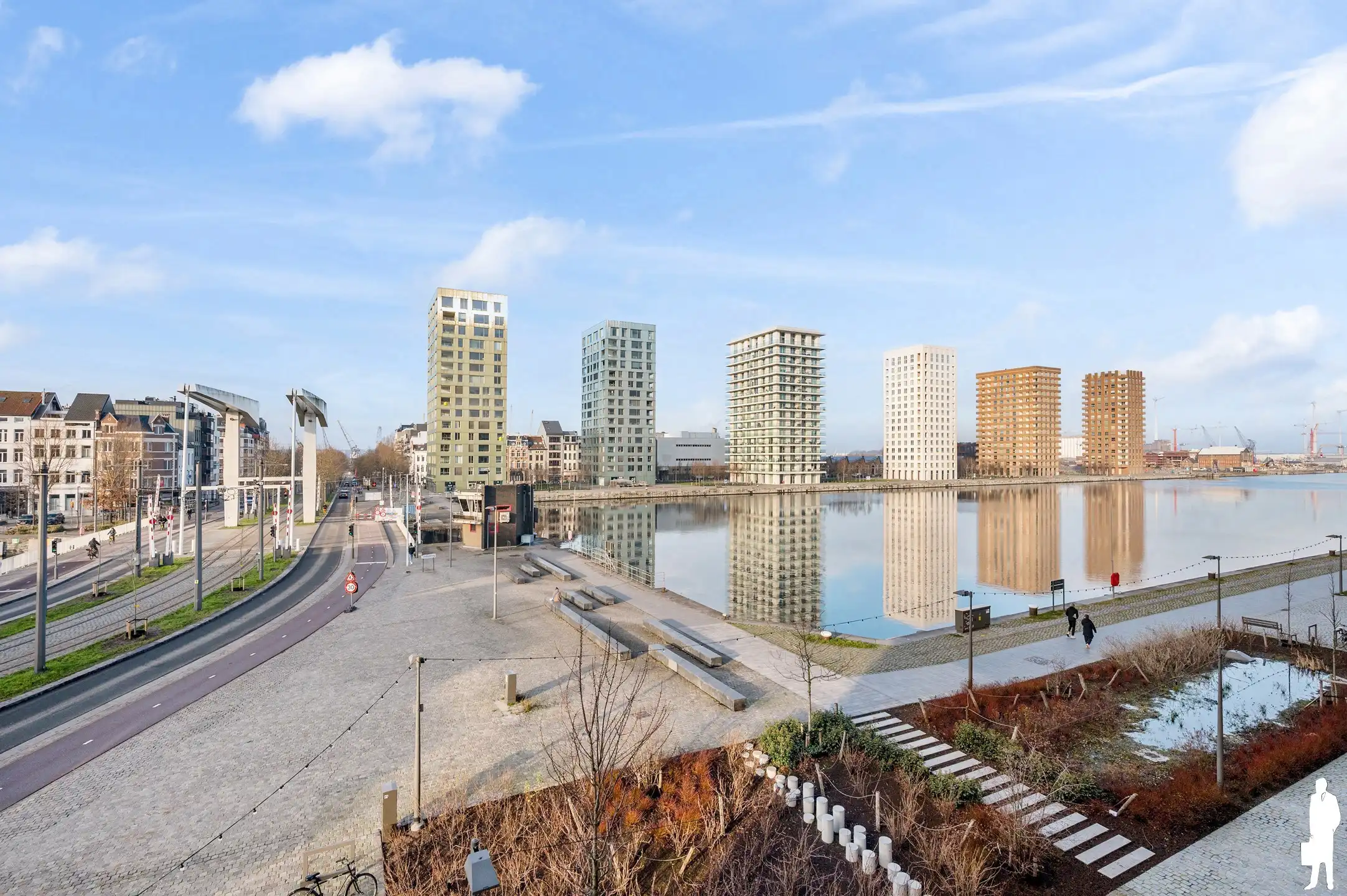 Lichtrijk BEN-appartement met open waterzicht in London Residence foto 2