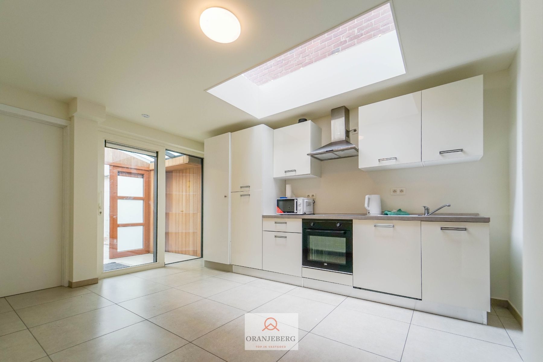 Goed bereikbare rijwoning nabij UZ met 6 slaapkamers te huur foto 3
