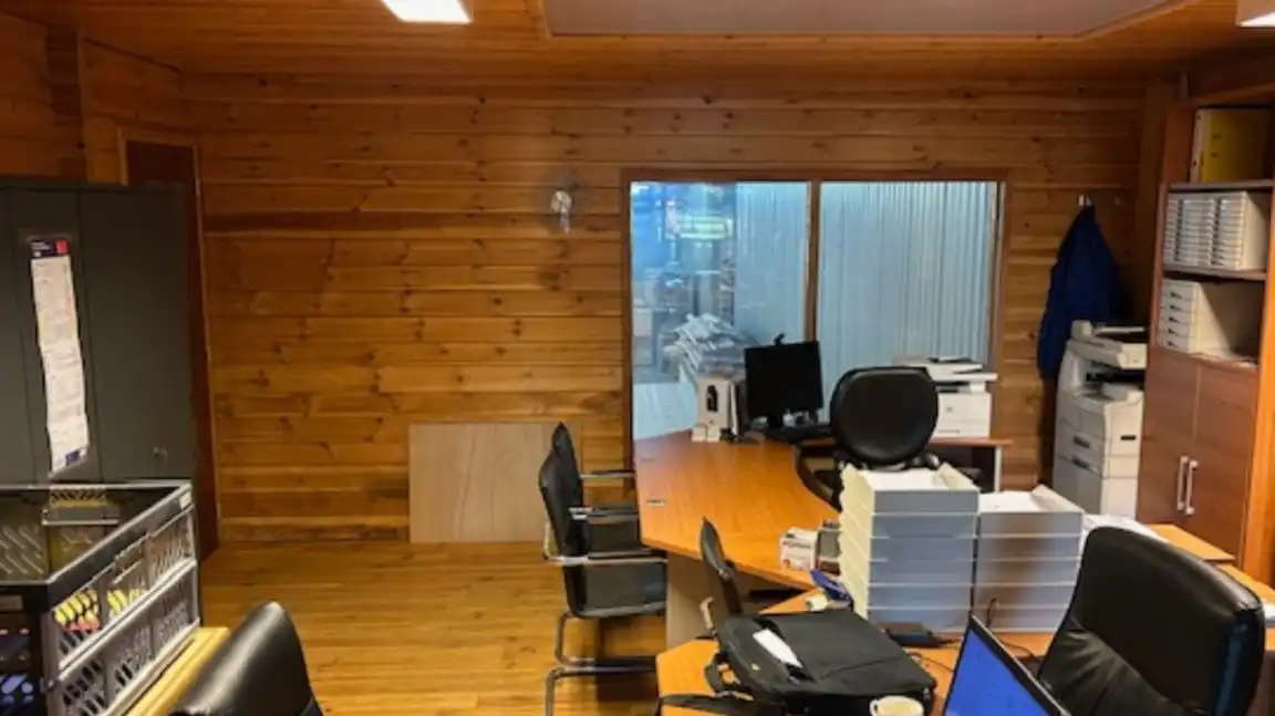 Uitzonderlijke industriële site van 2.721 m² met appartement en studio op terrein van 1,45 ha in Manage foto 4