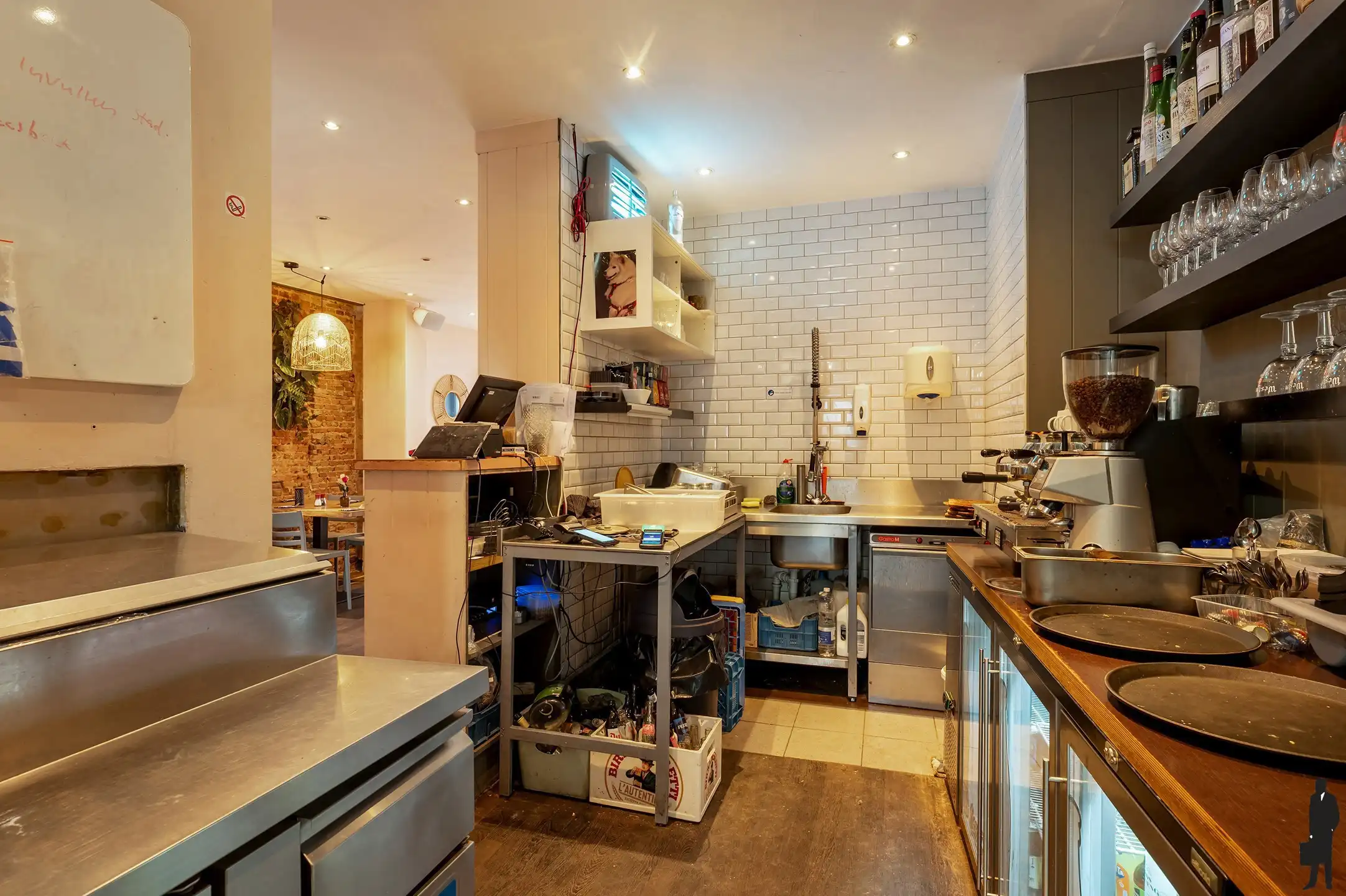 Handelszaak met ruim terras en bovenliggende woonst foto 9