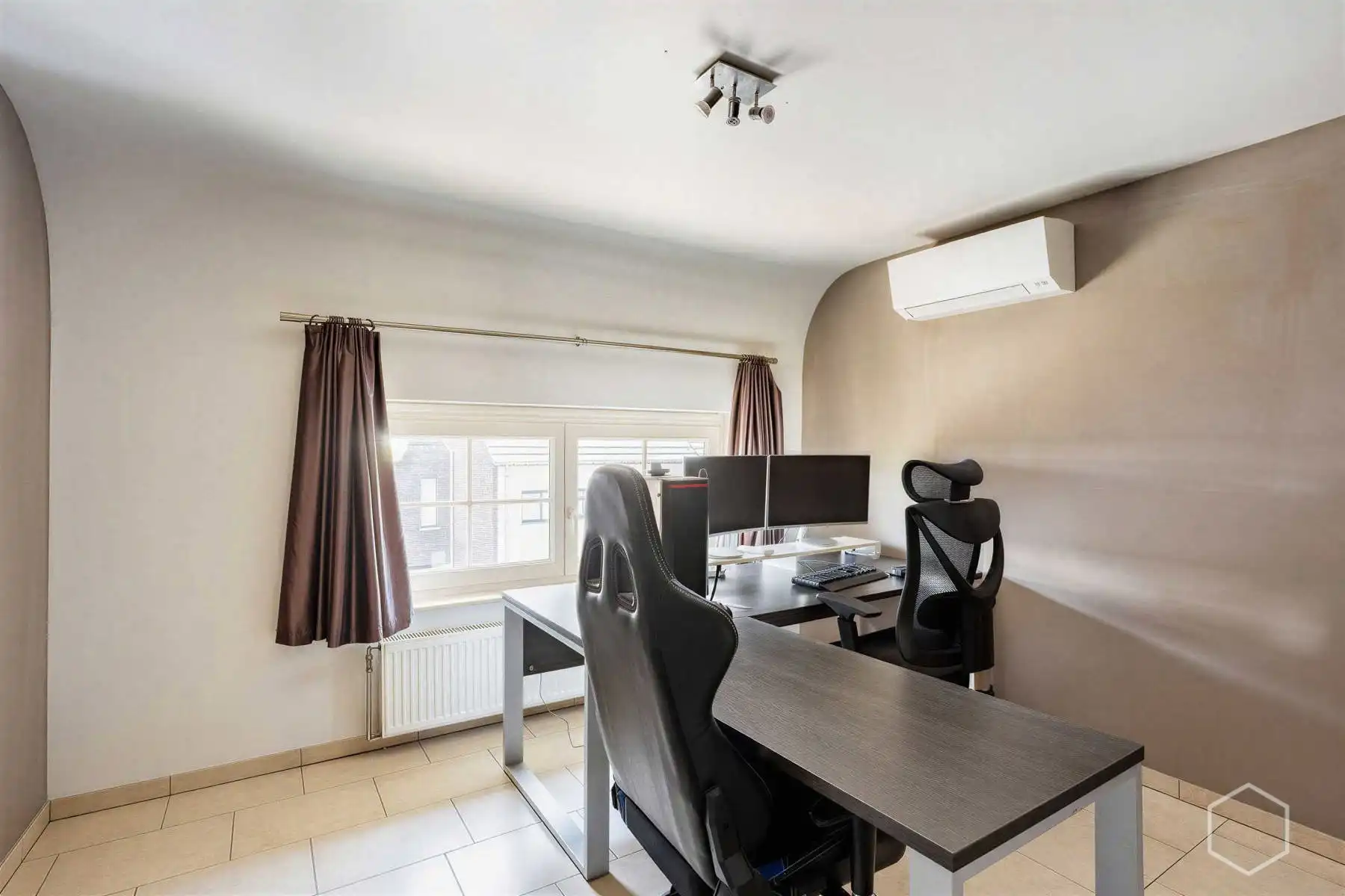 Lichtrijk duplexappartement met 4 slaapkamers en airco's foto 18