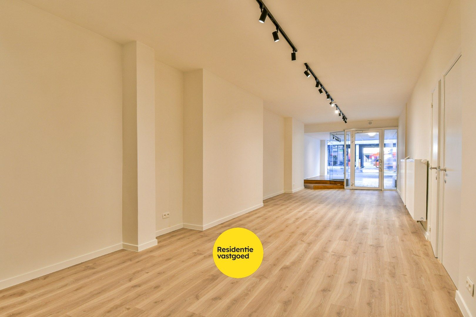 Gelijkvloerse handelsruimte op toplocatie te Oostende foto 4