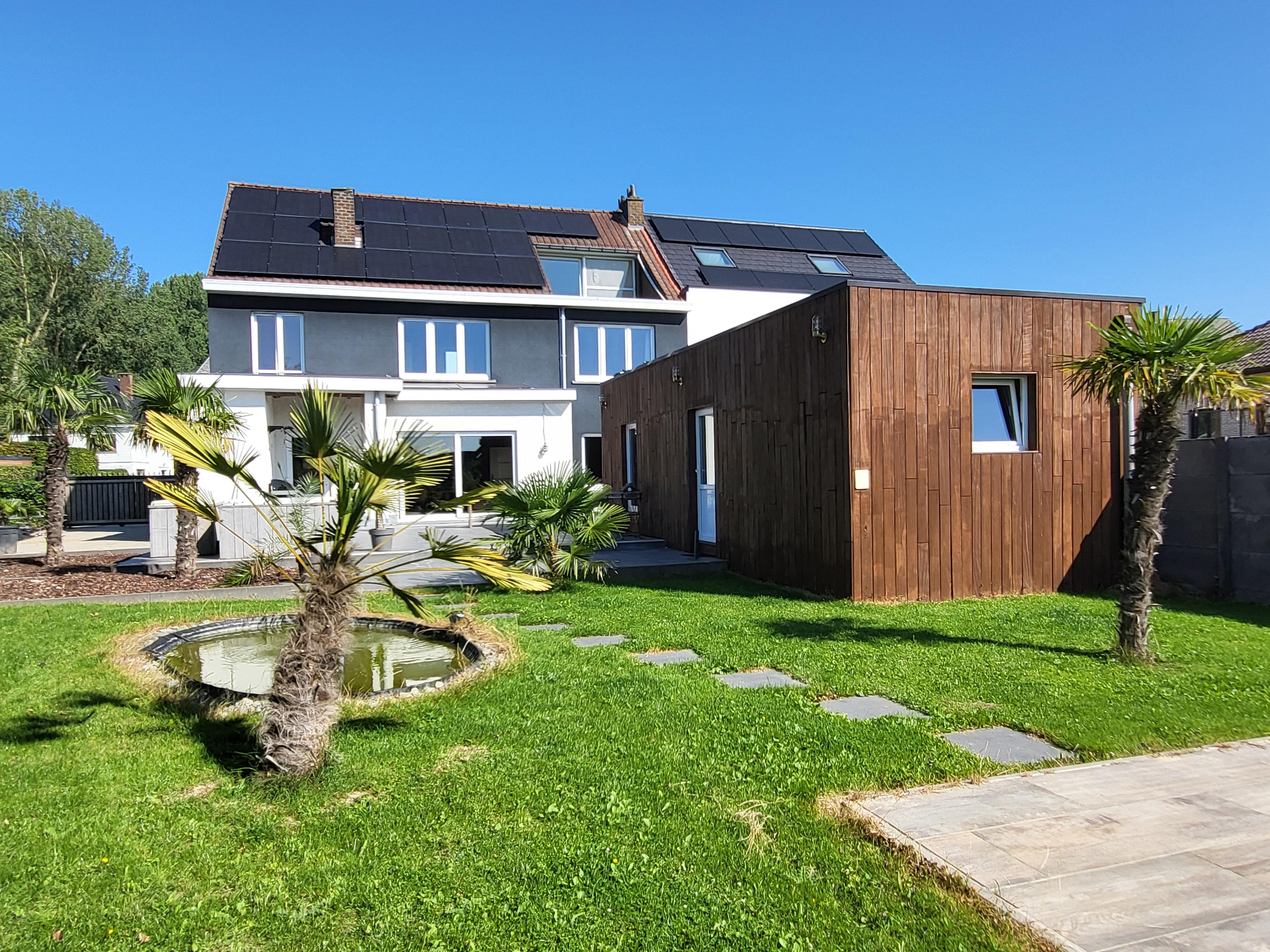 Prachtig gerenoveerde woning en bijgebouw op 571m² met commerciële doeleinden.  foto 2