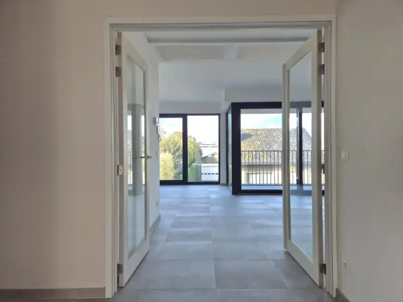 KORTEMARK. Ontdek de laatste appartementen van MILA en NORA. Dit tweeslaapkamerappartement biedt 103 m2, volwaardige ruimtes en zitterras. Profiteer van de 6% btw onder voorwaarden. foto 5