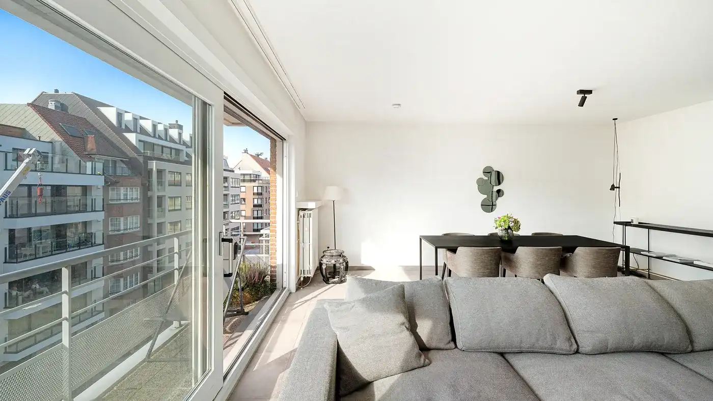 Breed en zonnig appartement van 114m² op een zucht van de Zeedijk in centrum Knokke - parkeerplaats aanwezig foto 9