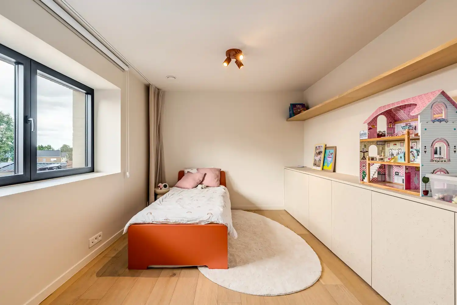 Stijlvol totaal gerenoveerde woning met 4 slaapkamers, 2 badkamers en zonnige tuin foto 10