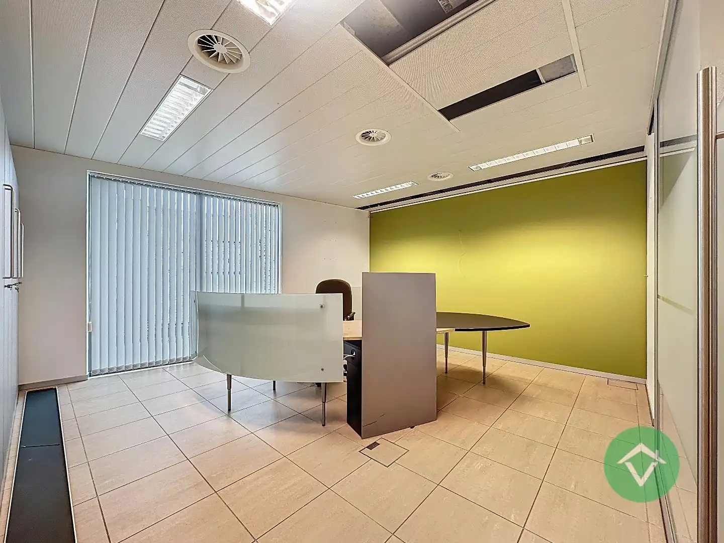 Commerciële toplocatie in Vleteren met burelen, vergaderruimtes en parking foto 14