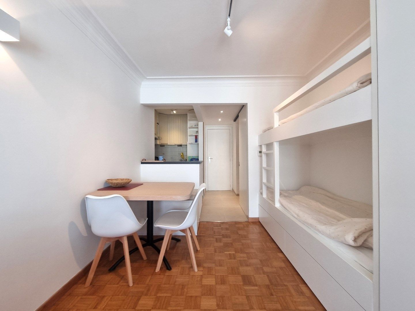 Instapklare studio met zijdelings zeezicht in Duinbergen foto 8