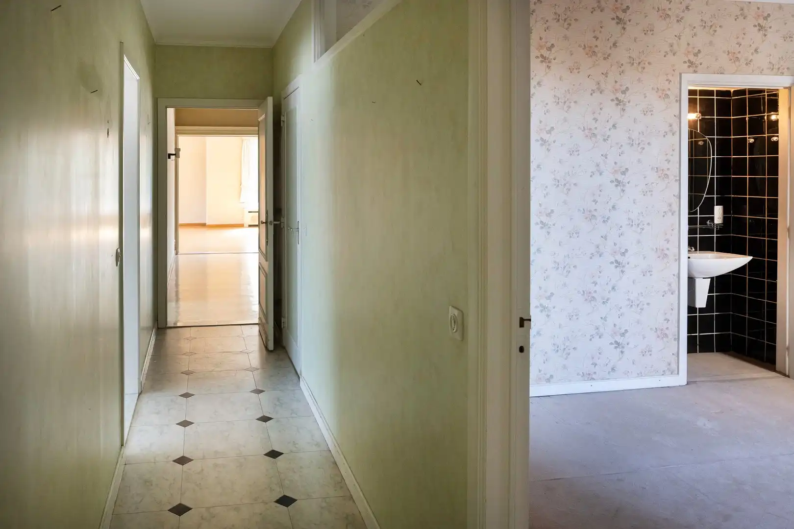Ruim, te renoveren, appartement met 4 slpks en grote garage. foto 14