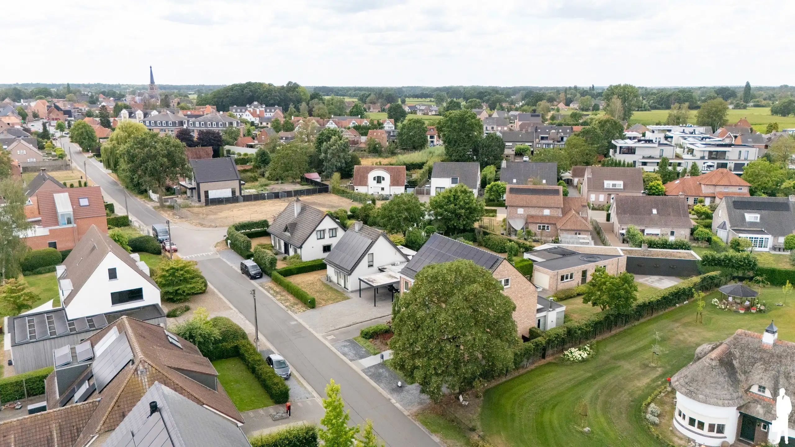 Villa met 6 slpk. 2 badk. en garage op 900m² nabij NL grens. foto 31