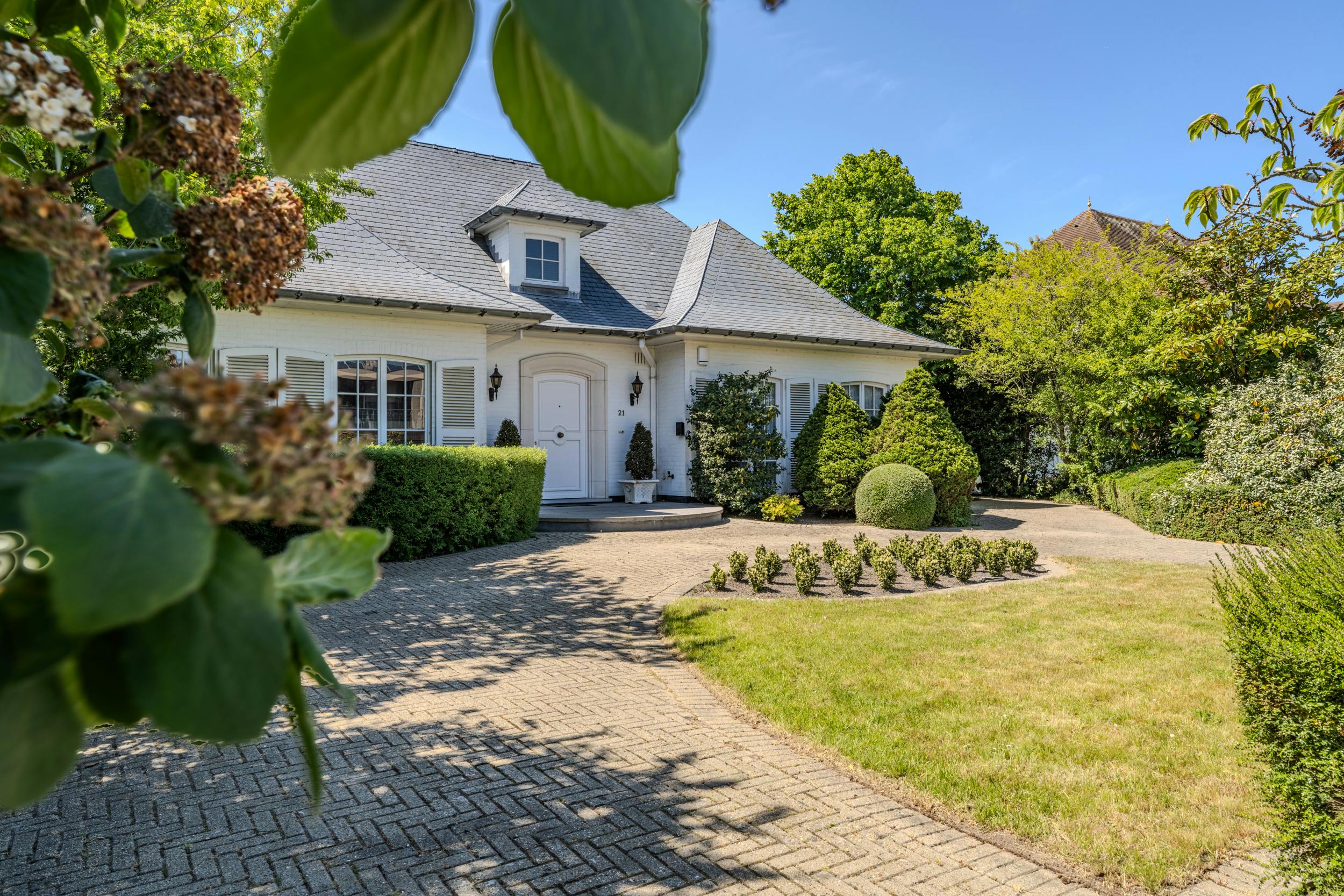 Magnifieke villa met zwembad langs de Spalaan te Oostende foto {{pictureIndex}}