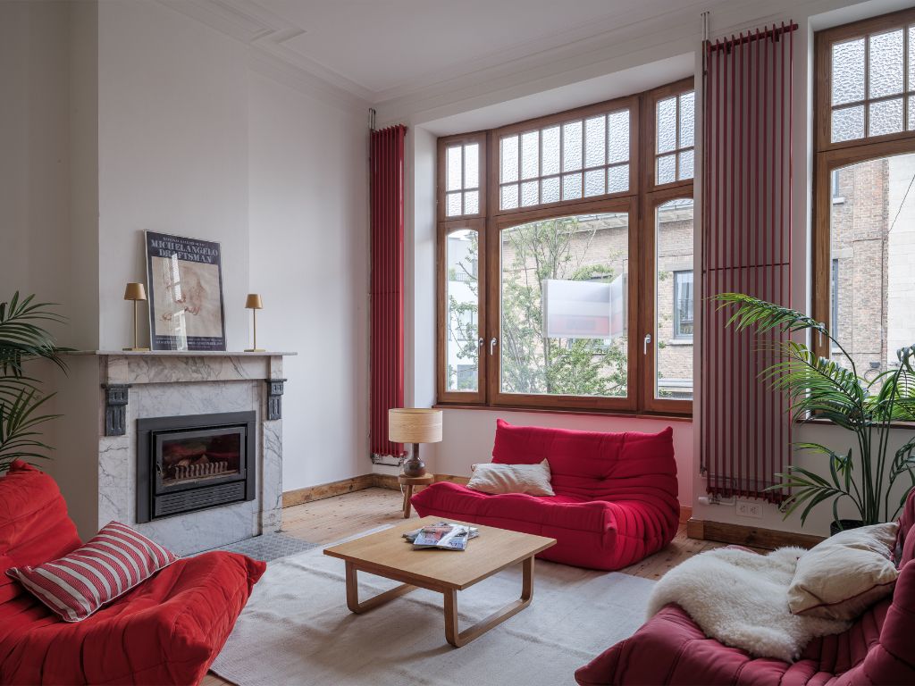 Karaktervolle, gerenoveerde interbellumwoning met 4 slaapkamers en buitenruimte op wandelafstand van station Gent-Sint-Pieters. foto {{pictureIndex}}