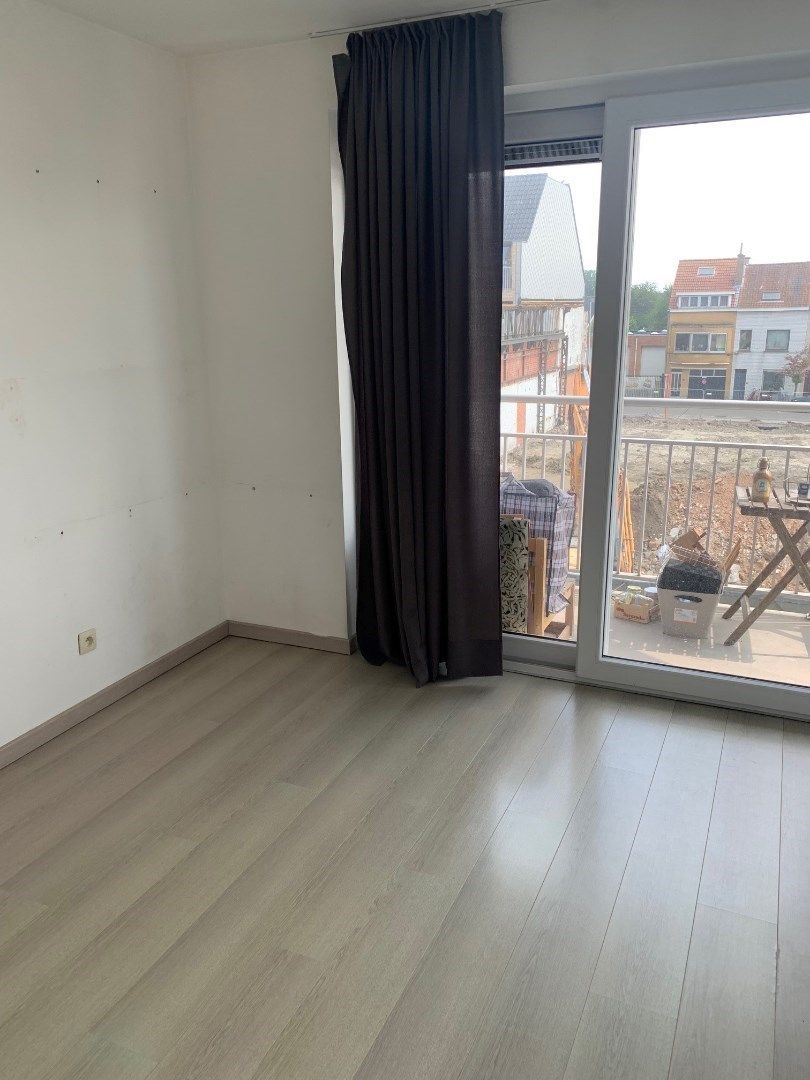 Ongemeubeld tweeslaapkamer-appartement in moderne residentie in Mariakerke foto 10