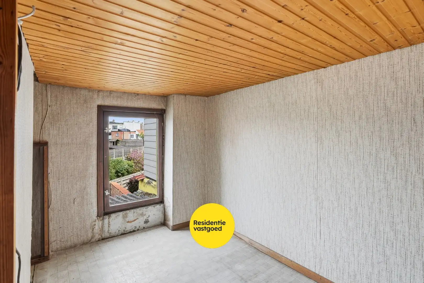 Te renoveren halfopen woning met tuin en oprit/garage foto 15