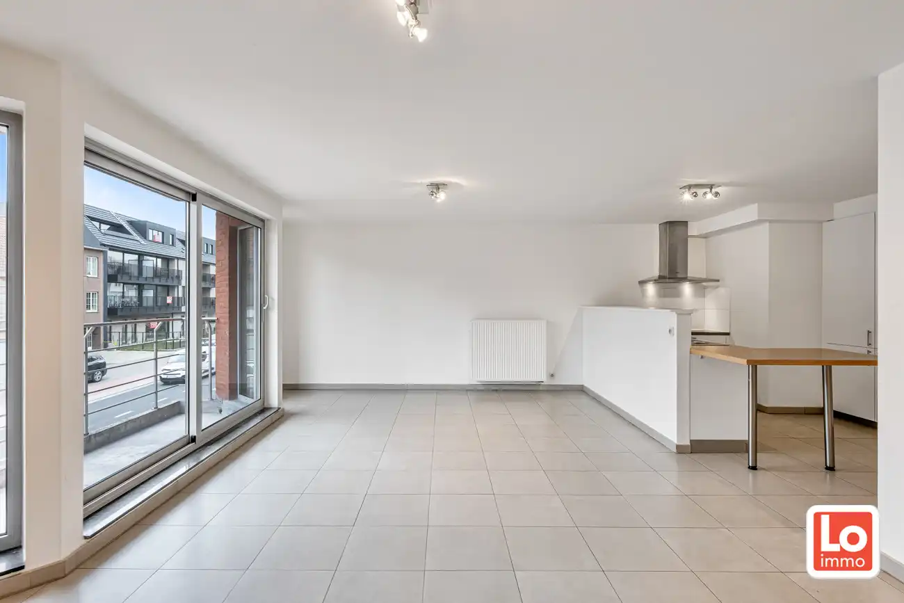 Instap klaar appartement met afzonderlijke garage én autostaanplaats in het hartje van het vernieuwde dorp van Zeveneken! foto 3