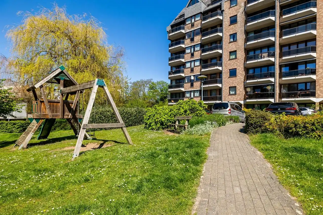 Vernieuwd app, twee slaapkamers, terras en garage foto 24