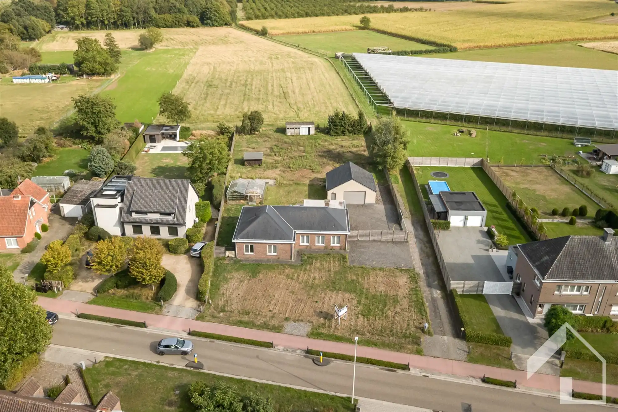 Gerenoveerde laagbouwwoning op 2984m2 foto 2