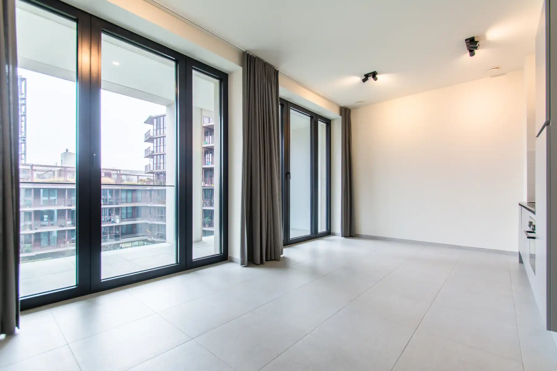 Ongemeubeld 1-slpk app. met terras en zicht op binnenpark foto 2