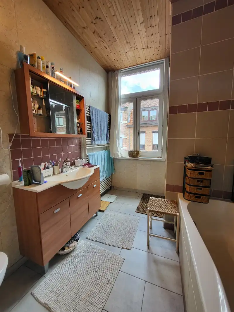 Vernieuwde 4-slaapkamerwoning met ruim TERRAS te huur in Brugge foto 6