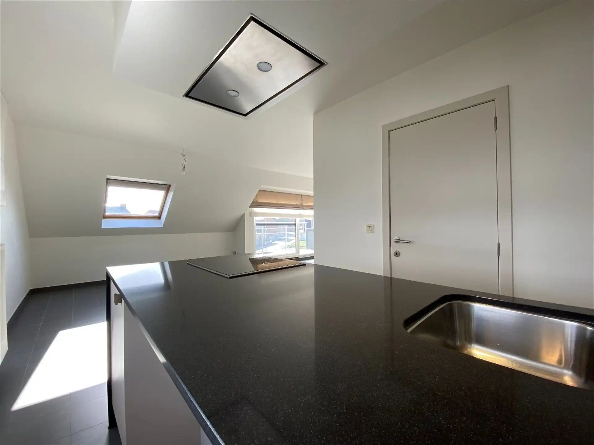 Instapklaar appartement met terras en garage. foto 13