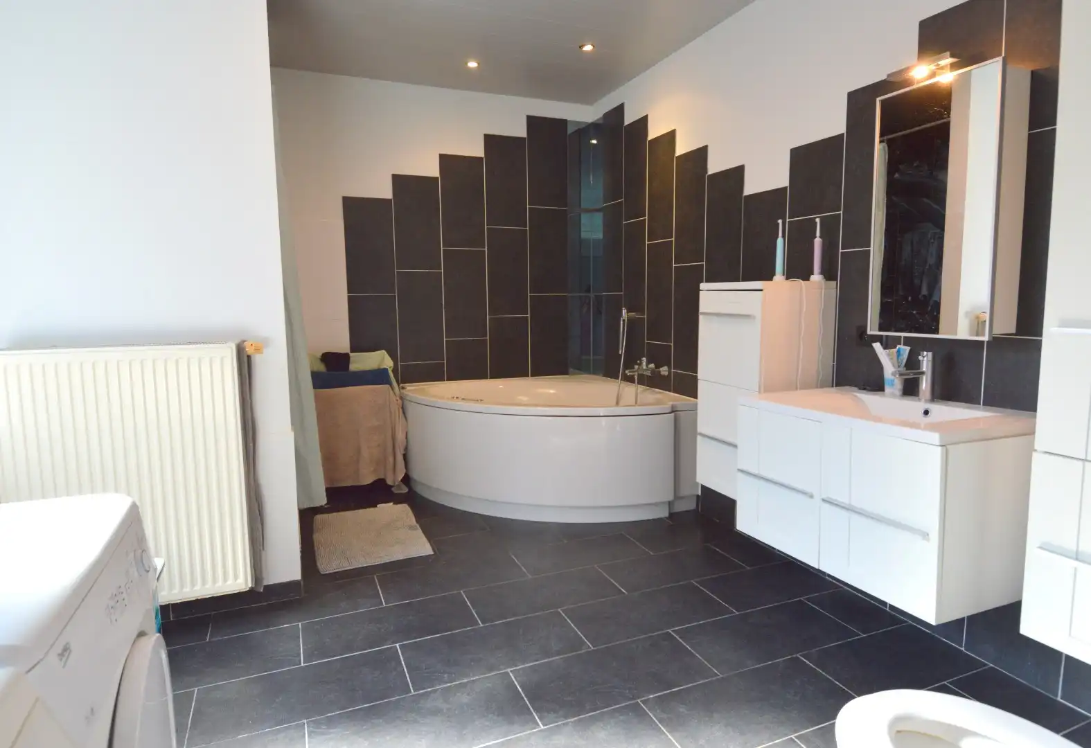 Gezinswoning met 3 slaapkamers en vlotte bereikbaarheid te Wevelgem foto 9