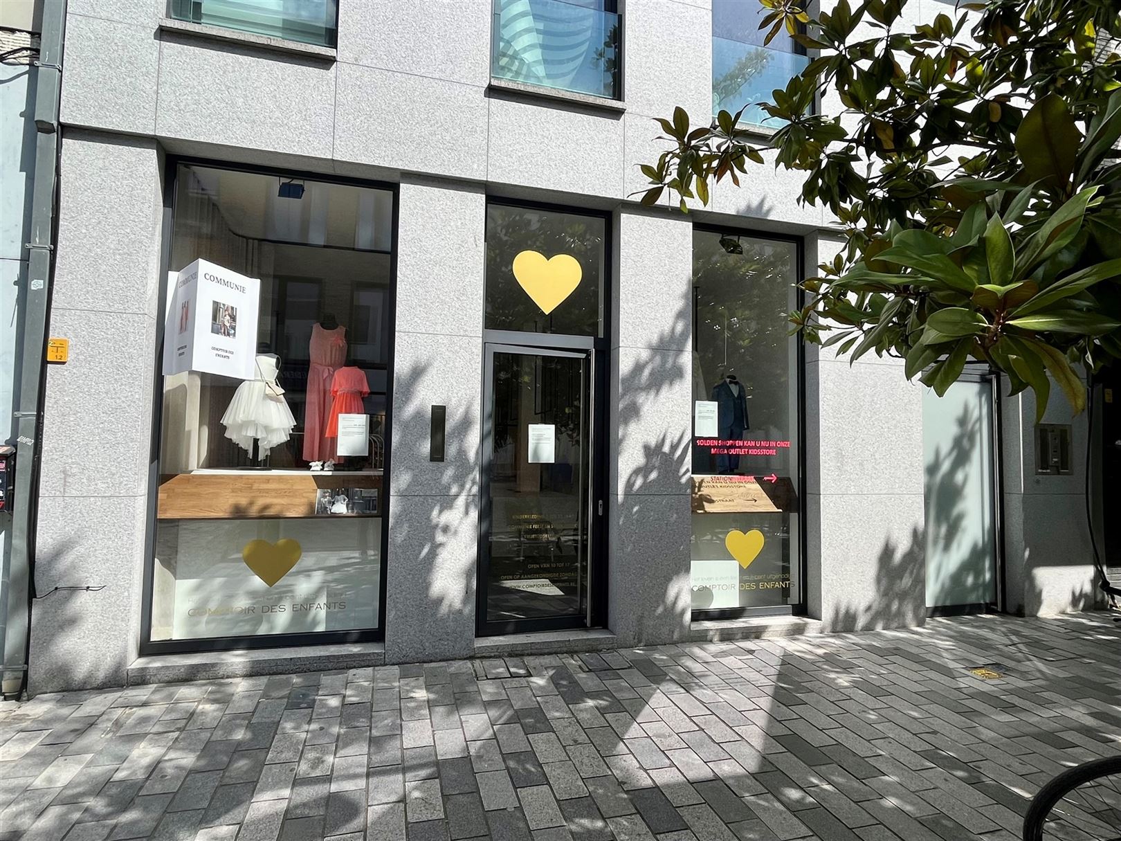 Mooie winkelruimte in de Stationsstraat te Sint-Niklaas foto {{pictureIndex}}