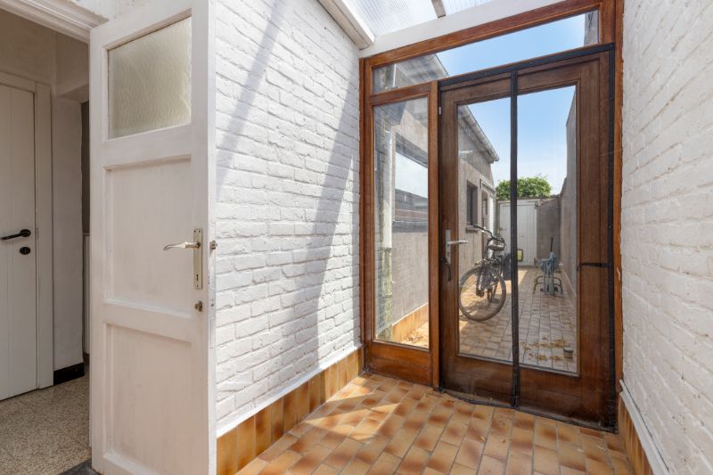 Gezellige rijwoning met achtertoegang en vlotte verbinding naar de kust! foto 7