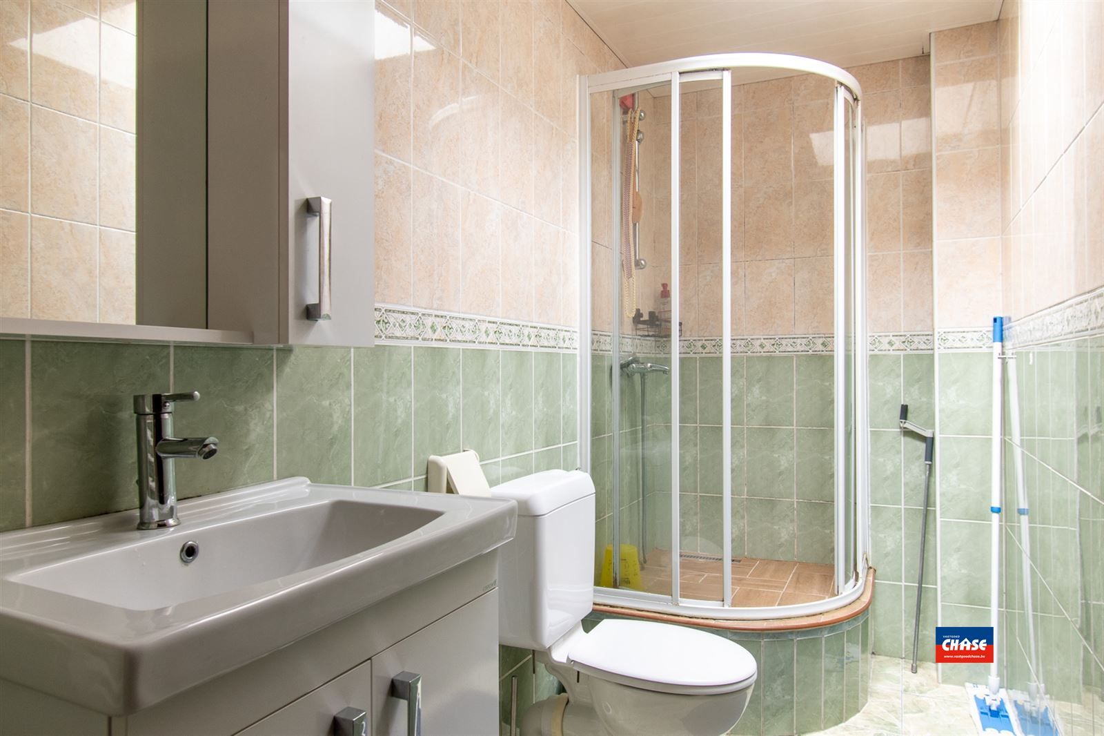 Gerenoveerde rijwoning met 4/5 slaapkamers en grote tuin foto 17