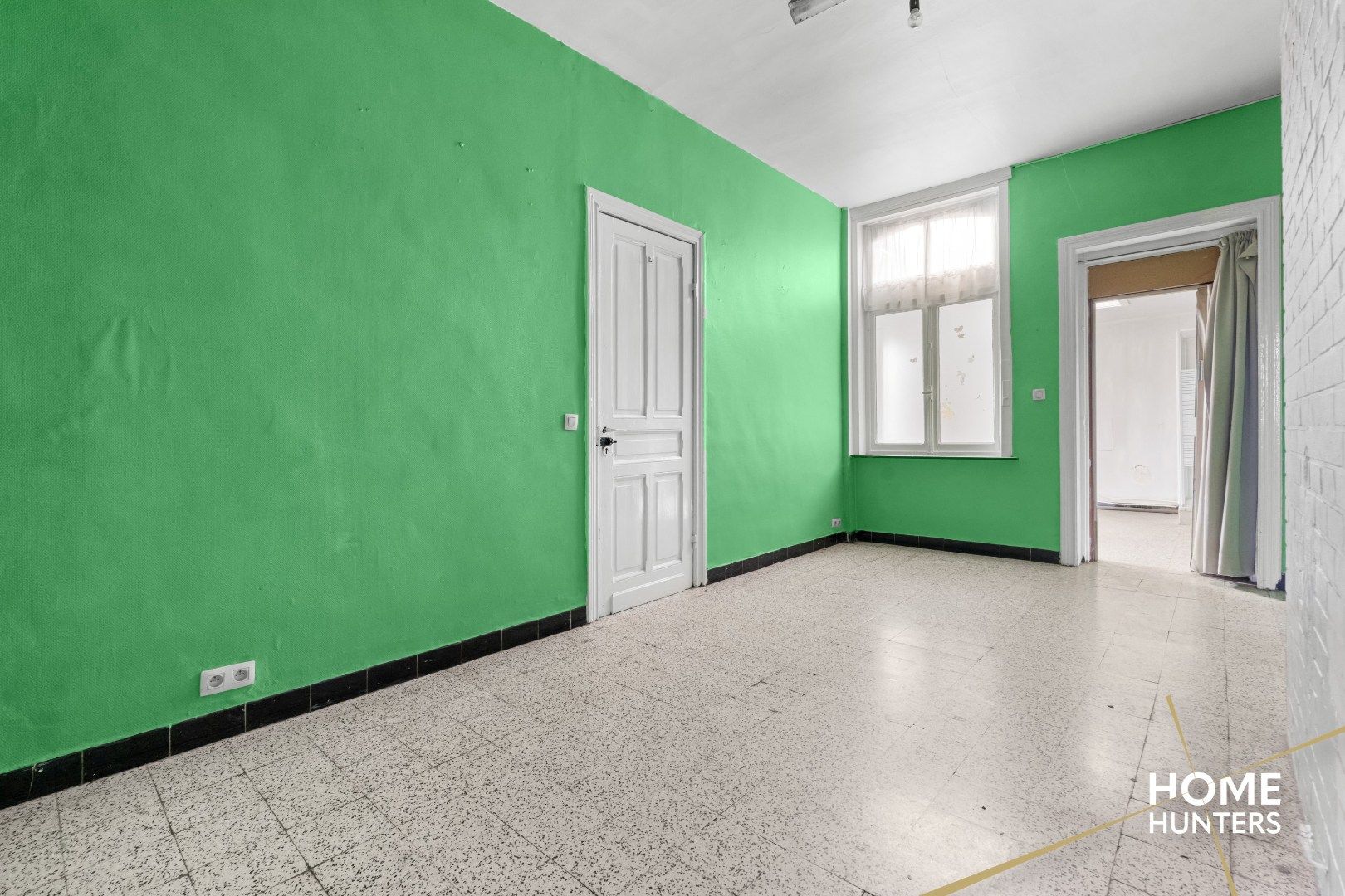 Renovatieproject met 4 slaapkamers, garage en ruime tuin foto 10