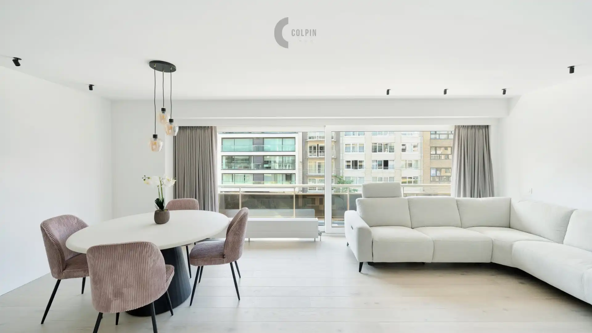 Instapklaar, gerenoveerd appartement op toplocatie vlakbij het strand en Heldenplein foto 3