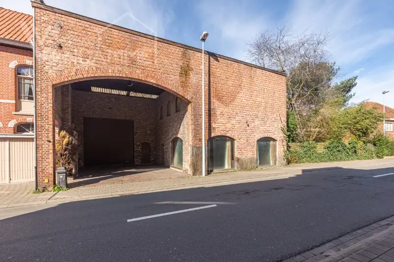 Magazijn/LOFT van +/- 300m² op een totale oppervlakte van 1826m² gelegen in woongebied. Mogelijkheid tot maken van grote loft/ 2 woningen/ ....onder voorbehoud goedkeuring stedenbouw! foto 7
