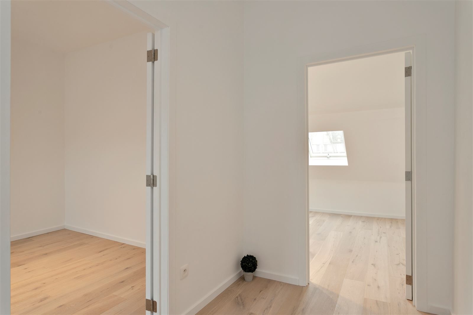  RUIM - KARAKTERVOL TRIPLEX appartement met 4 SLPK | vlakbij Berchem station. foto 19