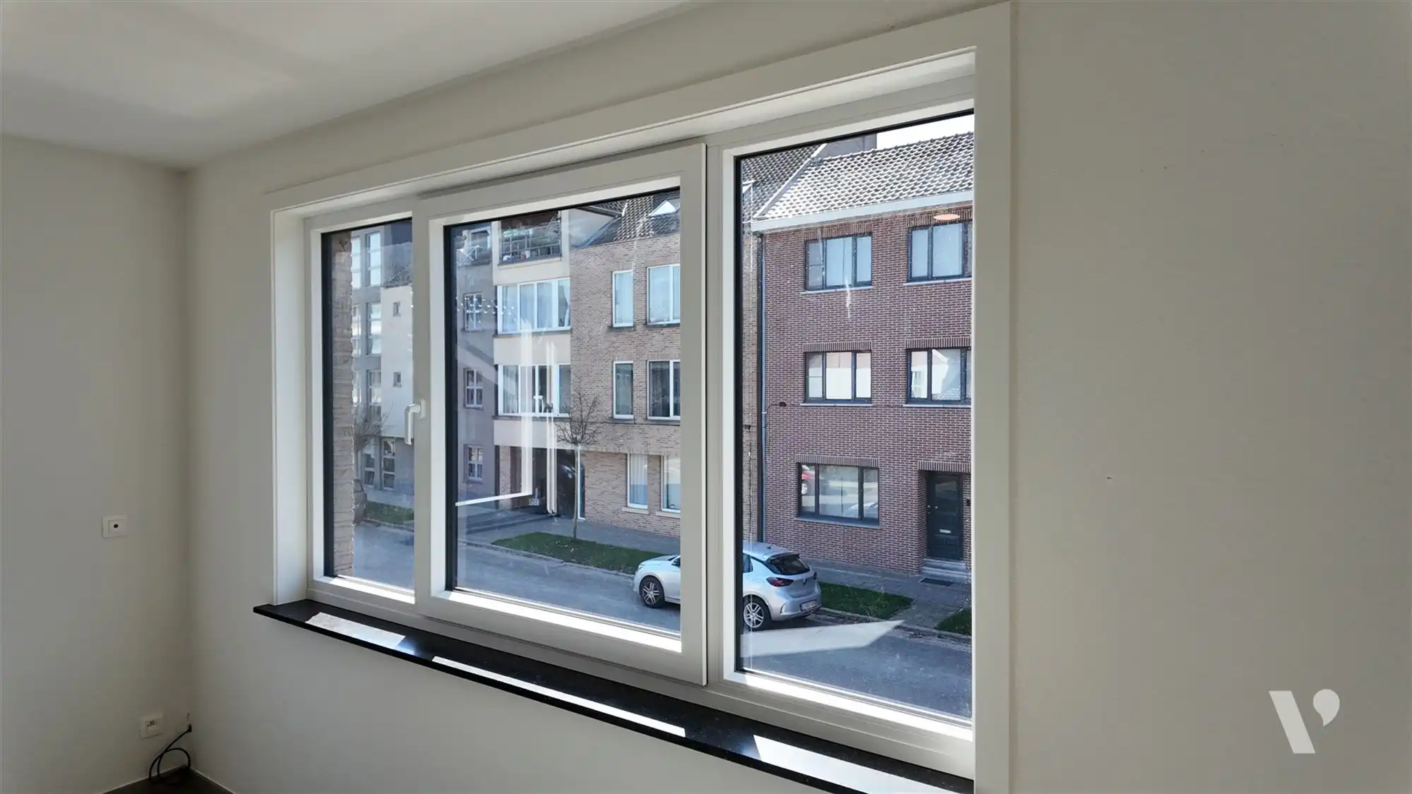 Volledig vernieuwd appartement; 2 slaapkamers en garagebox foto 3