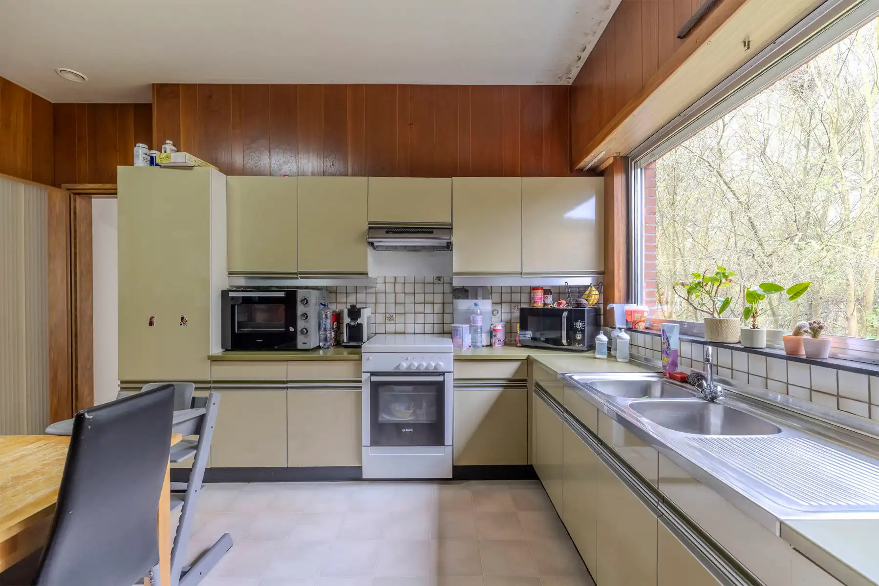 Rustig gelegen te renoveren woning met 2 slp op mooi perceel foto 3