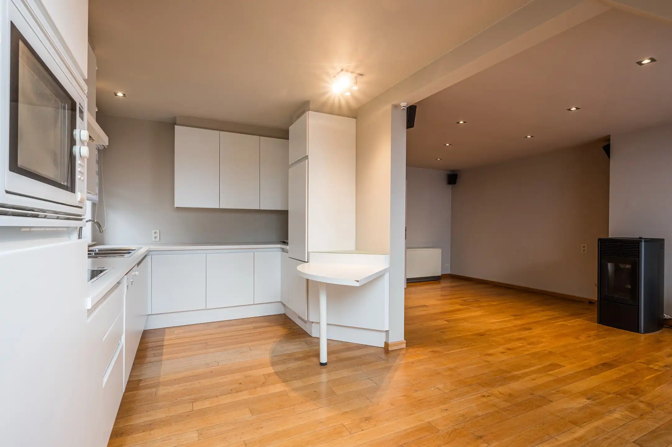 Instapklaar 2 slaapkamer appartement met garage in kleinschalig gebouw foto 9