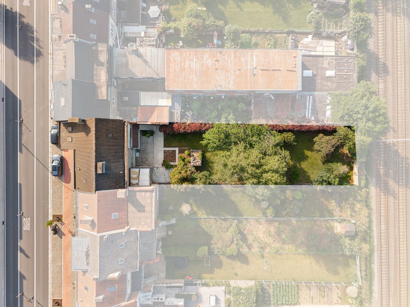 Karaktervolle voormalige dokterswoning met praktijkruimte, lift, dubbele garage, 5 SLPK. en grote tuin foto 4