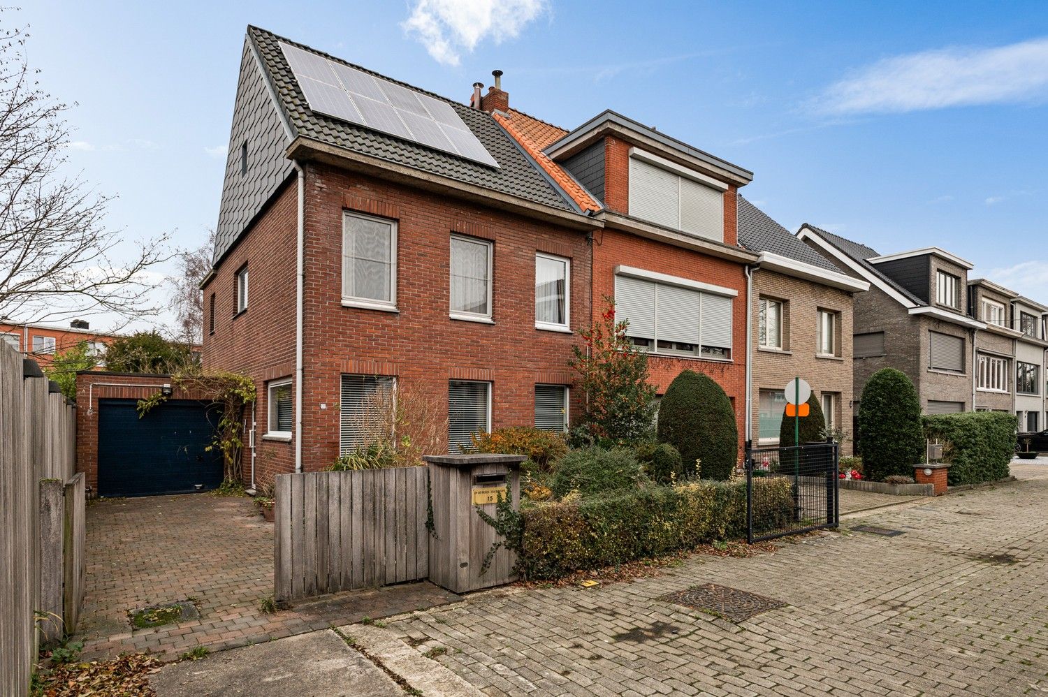 Hoofdfoto van de publicatie: Ruime halfopen bebouwing met garages op uitstekende ligging